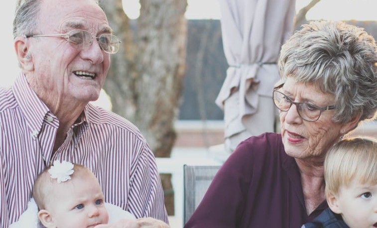 Sognare persone anziane : 31 scenari e interpretazioni