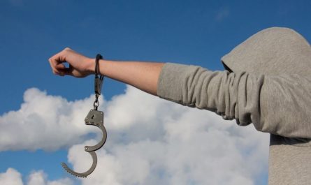 Sognare le manette : 9 scenari e interpretazioni