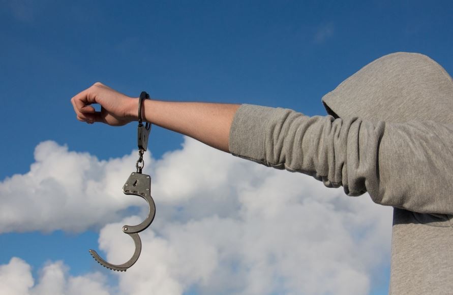 Sognare le manette : 9 scenari e interpretazioni