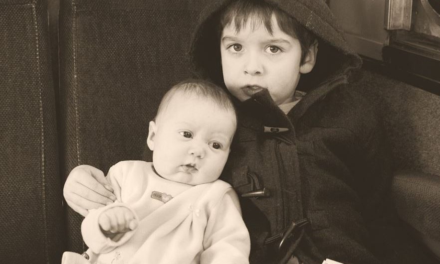 Sognare un fratello minore : 15 scenari e interpretazioni