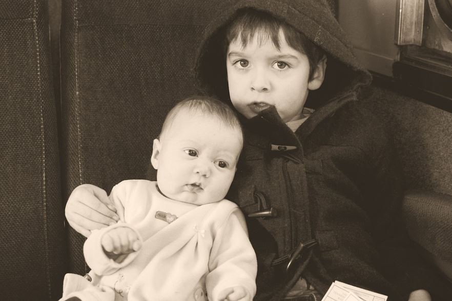 Sognare un fratello minore : 15 scenari e interpretazioni