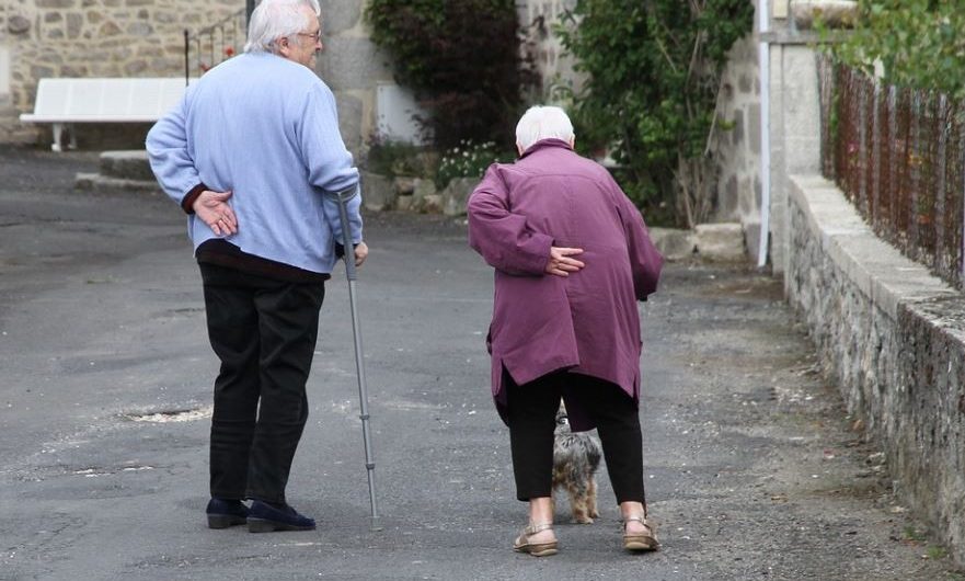 Sognare persone anziane : 11 scenari e interpretazioni