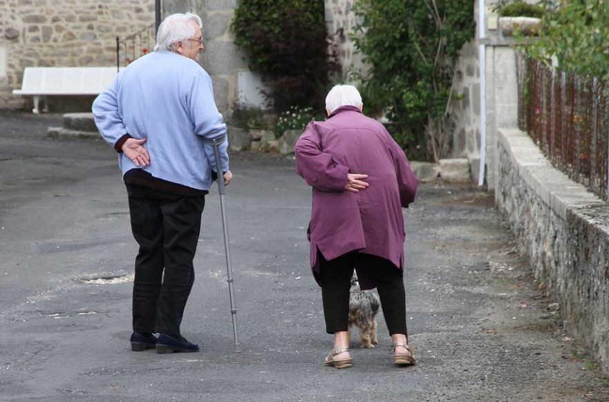 Sognare persone anziane : 11 scenari e interpretazioni