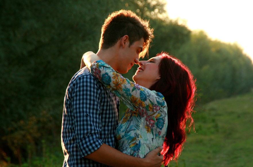 Sognare di baciare qualcuno che non conosci : 16 scenari e interpretazioni