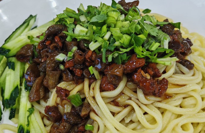 Sognare Zhajiangmian (spaghetti con pasta di soia) : 8 scenari e interpretazioni