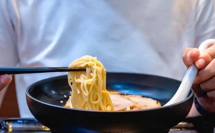 Sognare di mangiare noodles : 8 scenari e interpretazioni