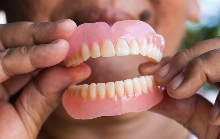 Sognare la dentiera : 16 scenari e interpretazioni