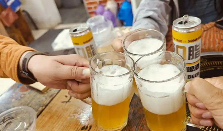 Sognare di bere birra : 18 scenari e interpretazioni
