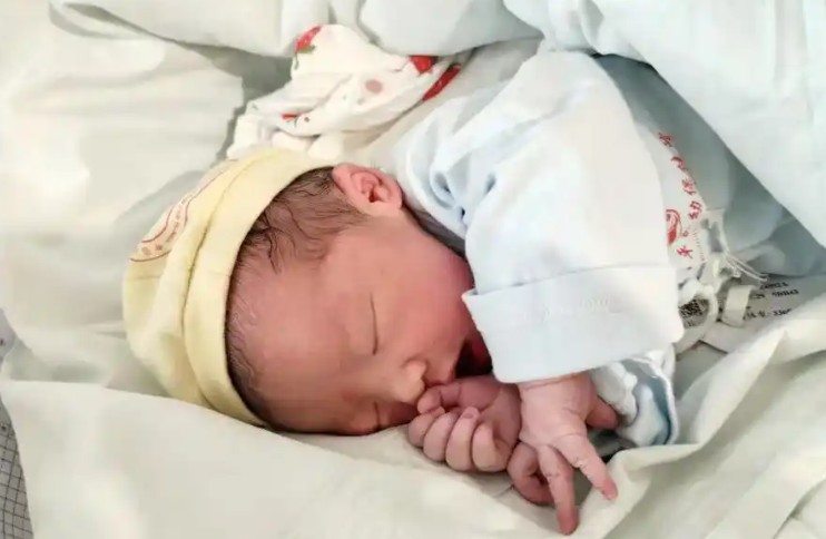 Sognare un’amica che partorisce un bambino : 18 scenari e interpretazioni