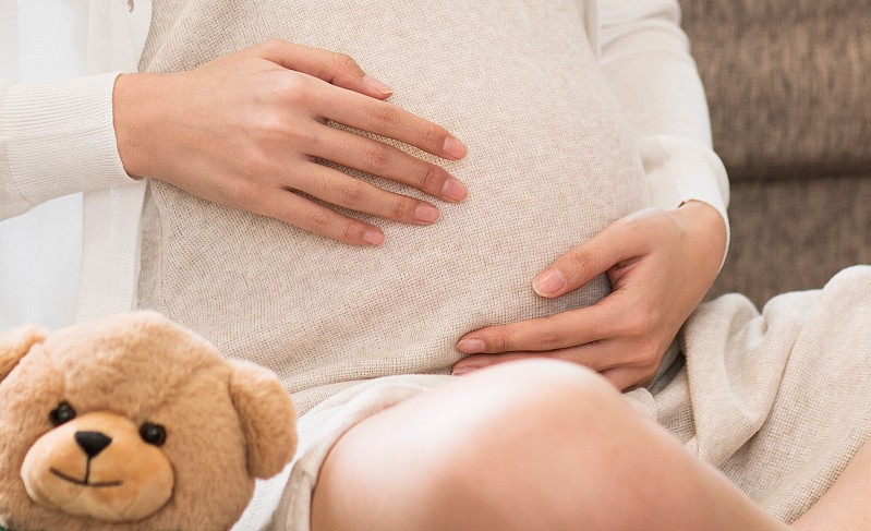 Sognare che tuo fratello sia incinta : 18 scenari e interpretazioni