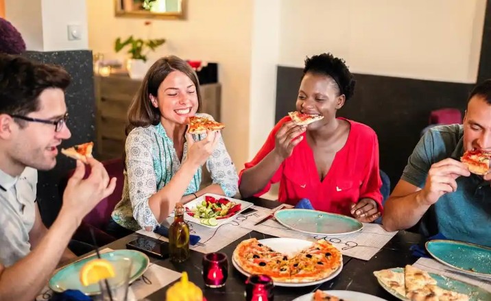 Sognare di mangiare con il tuo ex : 20 scenari e interpretazioni