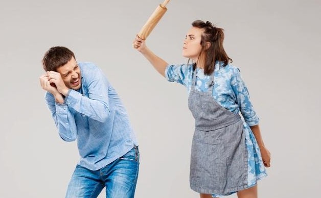 Sognare di picchiare il proprio marito : 20 scenari e interpretazioni