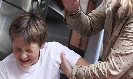 Sognare di picchiare i familiari : 12 scenari e interpretazioni