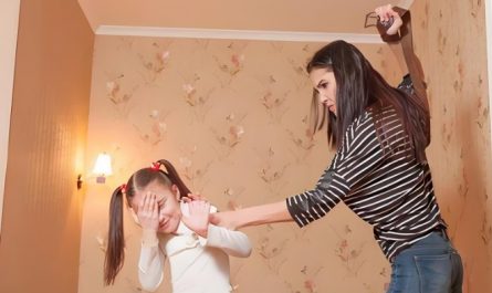 Sognare di picchiare i genitori : 6 scenari e interpretazioni