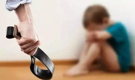 Sognare di sculacciare un neonato : 7 scenari e interpretazioni