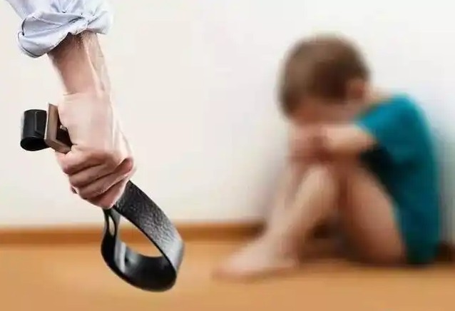 Sognare di sculacciare un neonato : 7 scenari e interpretazioni