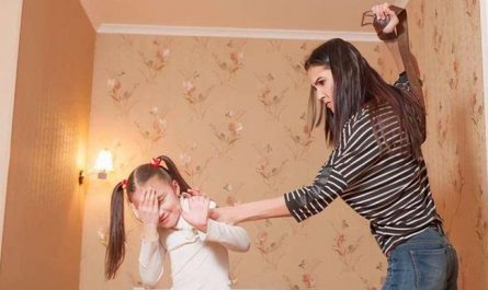 Sognare che tua madre ti picchia : 8 scenari e interpretazioni