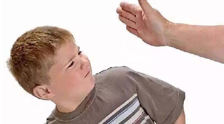 Sognare di essere schiaffeggiati : 10 scenari e interpretazioni