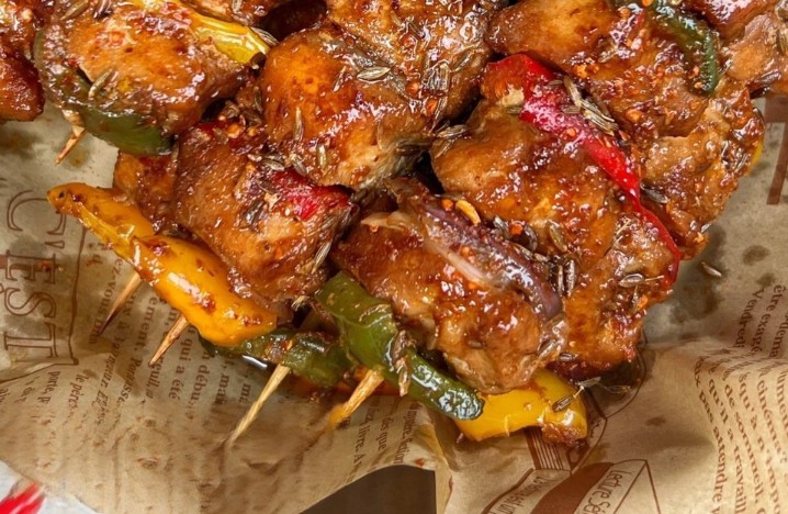 Sognare di mangiare spiedini di pollo : 11 scenari e interpretazioni