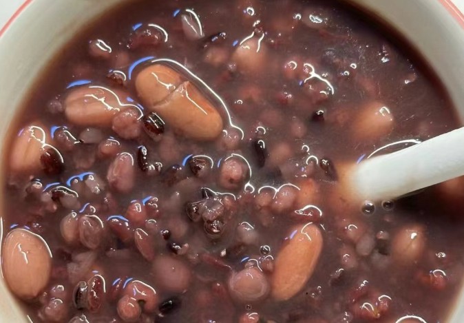 Sognare una zuppa di fagioli rossi : 8 scenari e interpretazioni