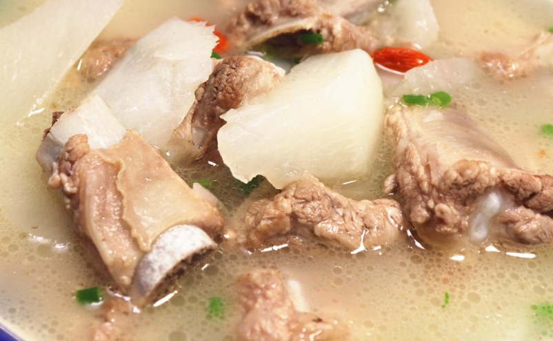 Sognare una zuppa di costolette di maiale : 14 scenari e interpretazioni