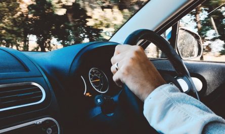 22 Significati Simbolici del Sognare di Guidare Senza Patente