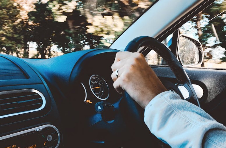 22 Significati Simbolici del Sognare di Guidare Senza Patente