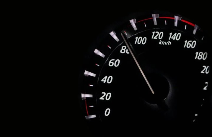 21 Significati Simbolici dei Sogni di un’Auto che Accelera Improvvisamente