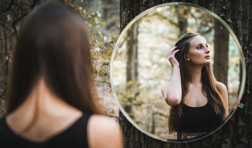 27 Simbolismi e Significati dei Sognare uno specchio