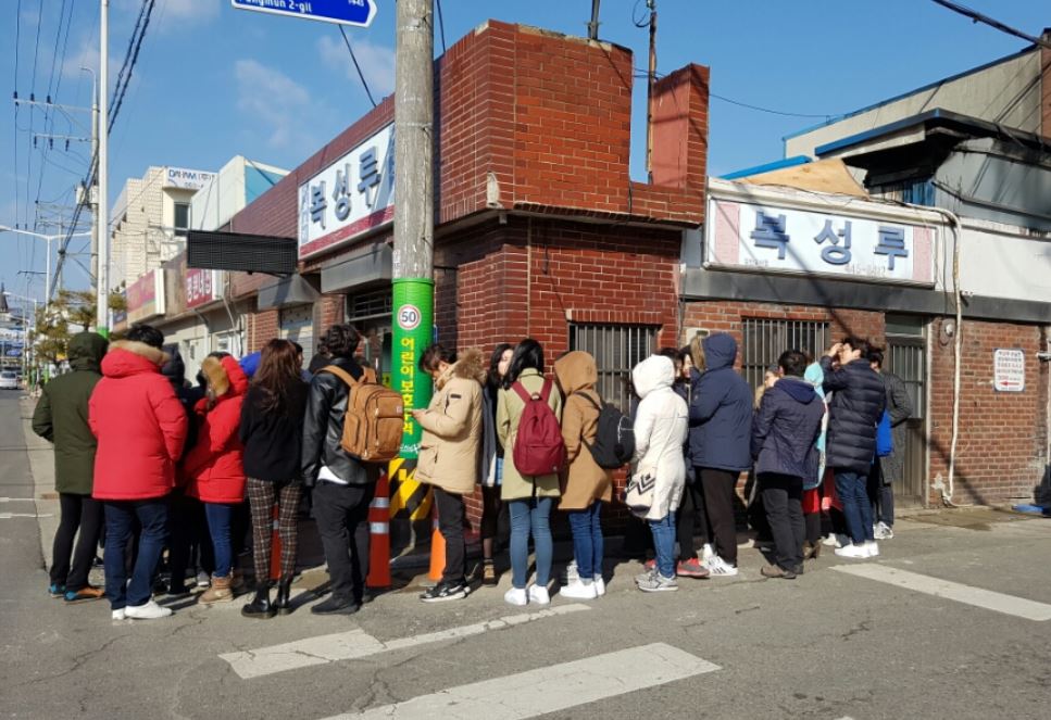 16 Simboli e Significati del Sognare di Fare la Coda