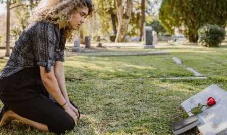 10 significati simbolici del sognare il funerale di un conoscente