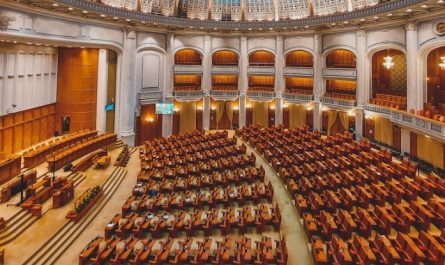 8 Significati Simbolici del Sognare un Ministro