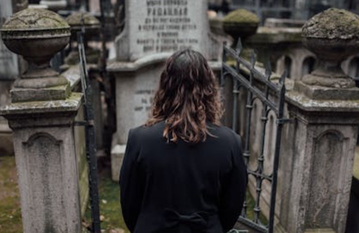 9 Significati Simbolici del Sognare un Amico Ucciso