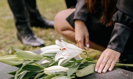 8 Significati Simbolici del Sognare un Amico che Cade e Muore