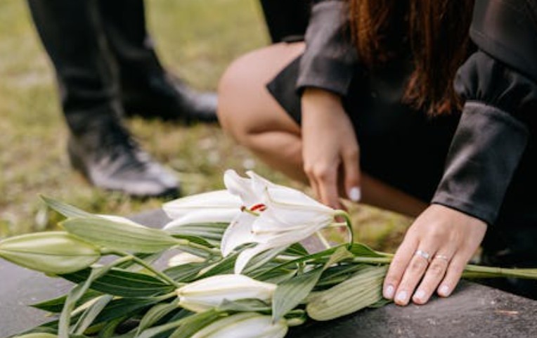 8 Significati Simbolici del Sognare un Amico che Cade e Muore