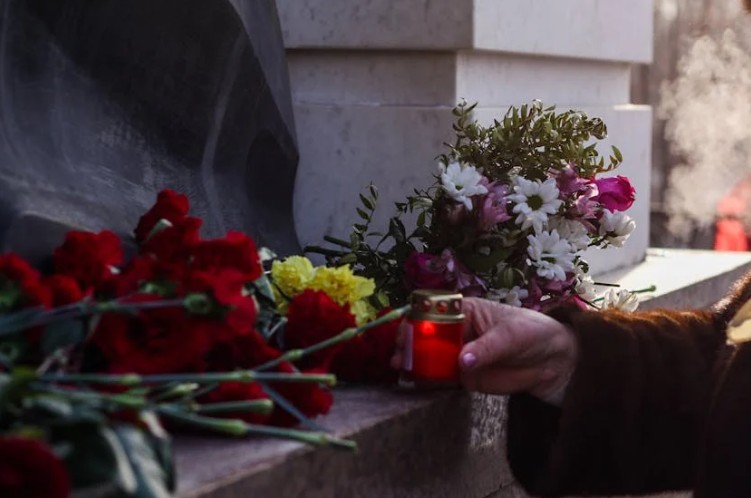 9 Significati Simbolici del Sognare la Morte di un Caro Amico