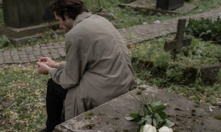 9 significati simbolici del sognare di apprendere della morte di un amico