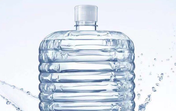 17 significati simbolici del sognare bottiglie o secchi d'acqua