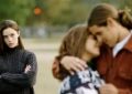 9 Significati Simbolici del Sognare un Amico Geloso